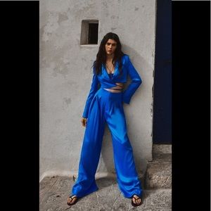 Cropped satin effect blazer with high waisted pants